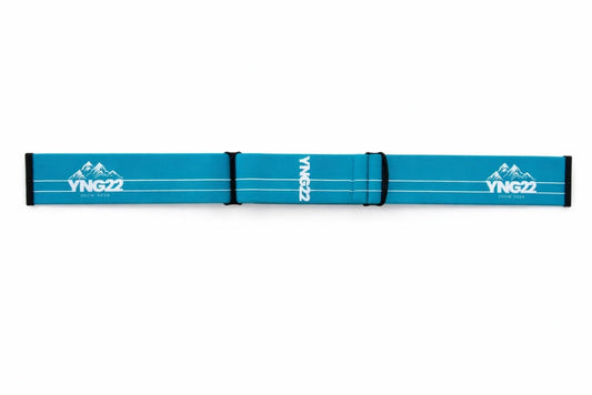 Blauwe verwisselbare skibril band met wit YNG22-logo, geschikt voor ski- en snowboardbrillen.
